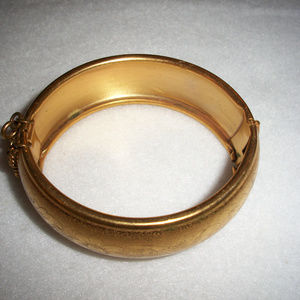 Antique Jewelry - Antique Gold Shell Wide Cuff Bracelet Antique Jewelry - Antique Gold Shell Wide Cuff Bracelet